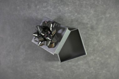 Siyah bir hediye çantasının stüdyo fotoğrafı.