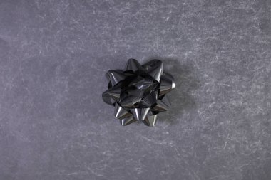 Stüdyo fotoğrafı, siyah hediye yayı.