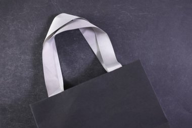 Siyah bir hediye çantasının stüdyo fotoğrafı.