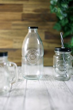 Süt şişesinin stüdyo fotoğrafı.