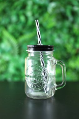 Eski bir cam bardağın stüdyo fotoğrafı.