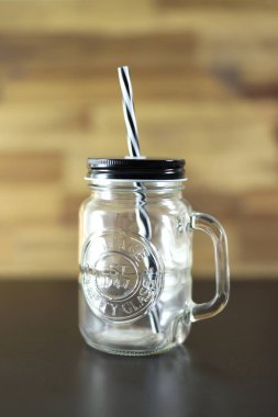 Eski bir cam bardağın stüdyo fotoğrafı.