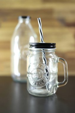 Eski bir cam bardağın stüdyo fotoğrafı.