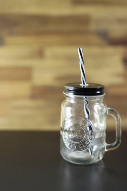 Eski bir cam bardağın stüdyo fotoğrafı.