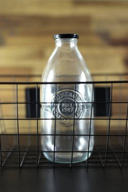 Süt şişesinin stüdyo fotoğrafı.