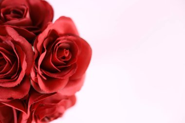 Bir buket çiçeğin stüdyo fotoğrafı.