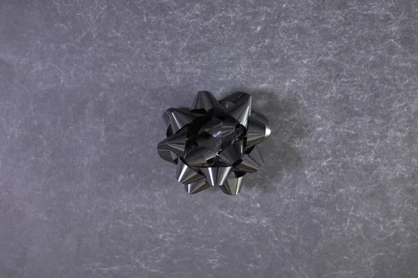 Stüdyo fotoğrafı, siyah hediye yayı.