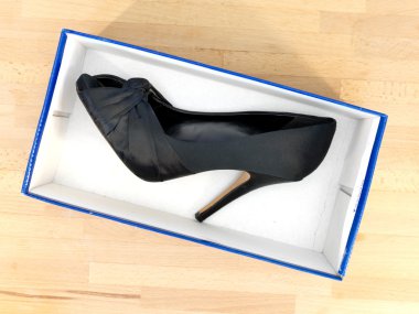 Siyah yüksek topuklu ayakkabı