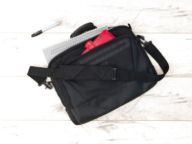 Dizüstü bilgisayar omuz çantası