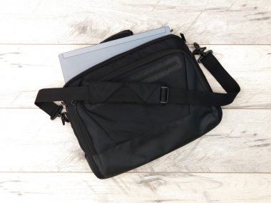 Dizüstü bilgisayar omuz çantası