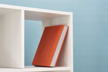 Basit beyaz kitap hal