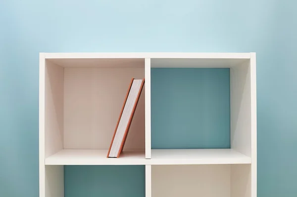 Eenvoudige witte boekenkast — Stockfoto