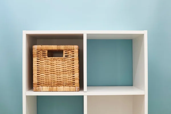 Eenvoudige witte boekenkast — Stockfoto