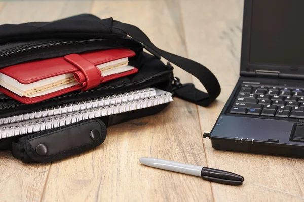 Dizüstü bilgisayar omuz çantası