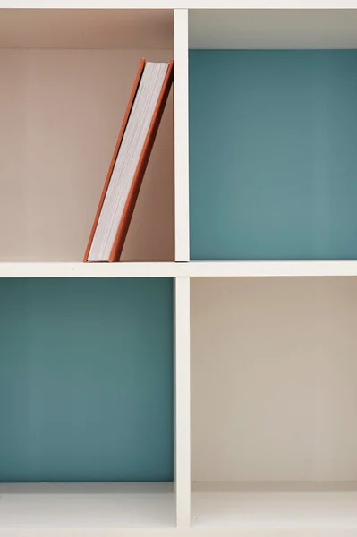 Enkel vit bokhylla — Stockfoto