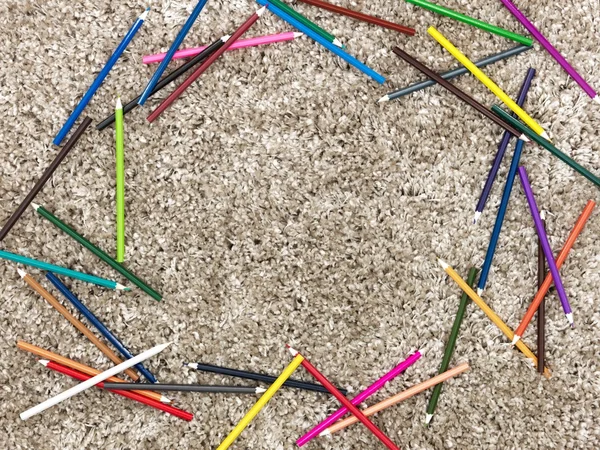 Lápices para colorear en la alfombra —  Fotos de Stock