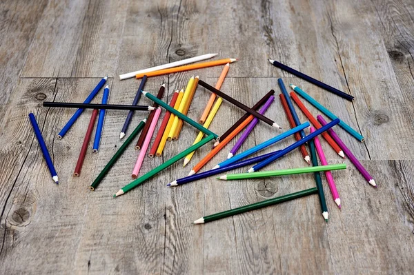 Lápis para colorir no chão de madeira — Fotografia de Stock