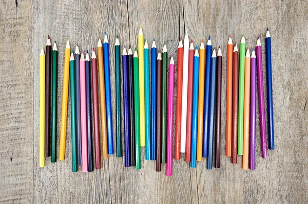 Crayons à colorier sur le sol en bois — Photo
