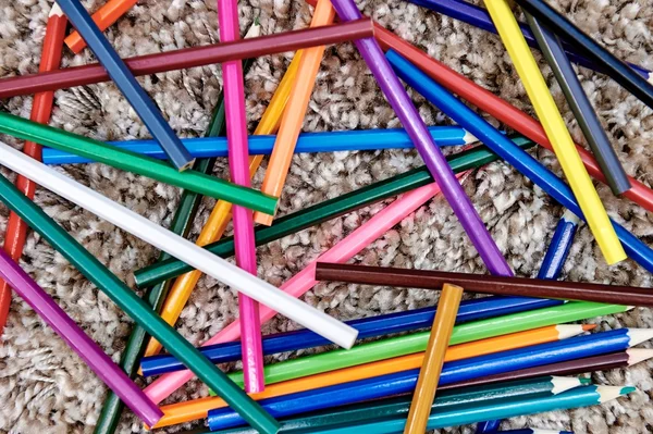 Lápices para colorear en la alfombra —  Fotos de Stock