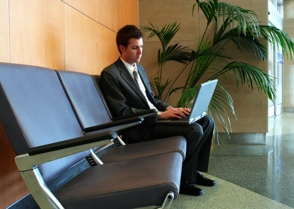 Zakenman werkt aan laptop — Stockfoto