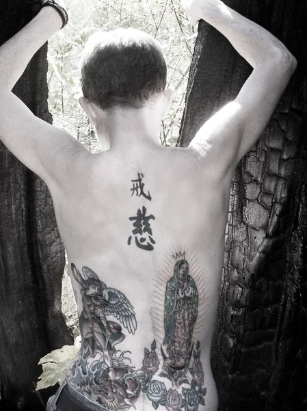 Ragazza con tatuaggi — Foto Stock