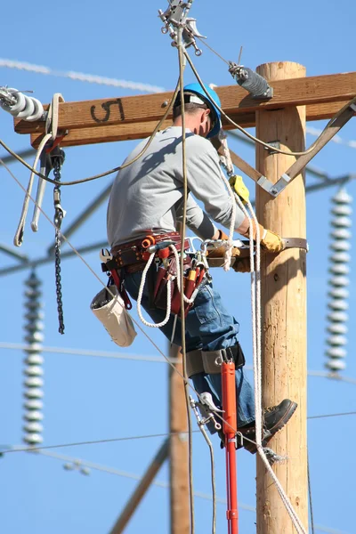 Lineman elettrico che lavora sulle linee — Foto Stock