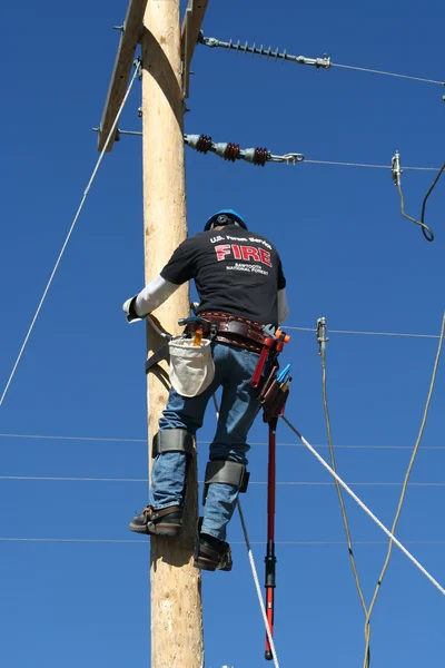 Lineante eléctrico estudiante trabajando en poste —  Fotos de Stock