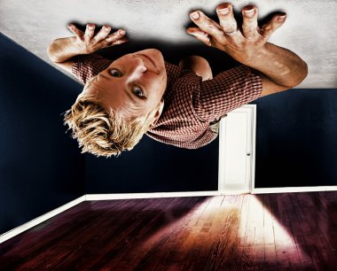 Tavanda sürünerek kız