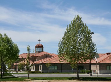 gökyüzü ve kil kiremit ile kilise