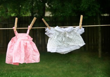 Dışarıda sıra çocuk giysileri