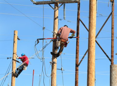 dwóch linemen elektryczne pracy