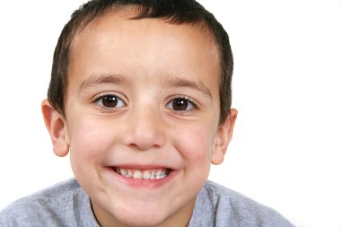 Çocuk kameraya gülümsüyor.