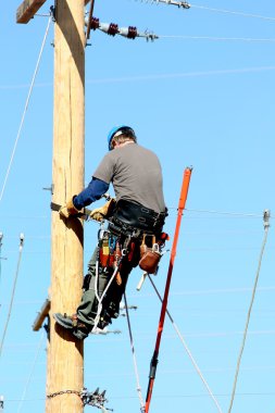 Pole üzerinde çalışan elektrikli yan hakem öğrenci