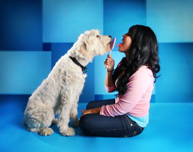 Kız ve köpek lolipop paylaşımı