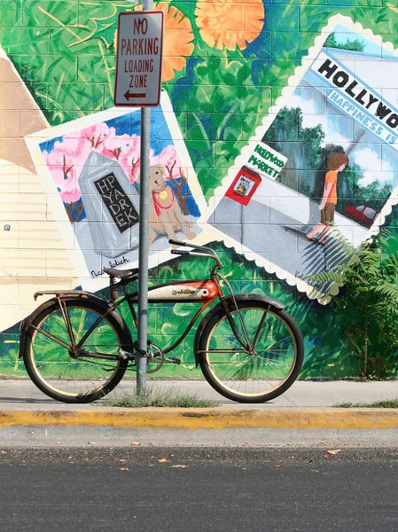Bicicleta inclinada contra o sinal — Fotografia de Stock