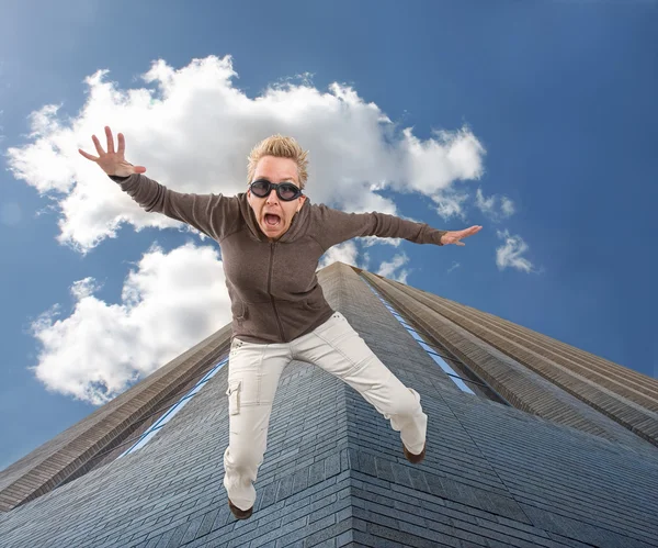 Woman falling from building — Stock Photo, Image
