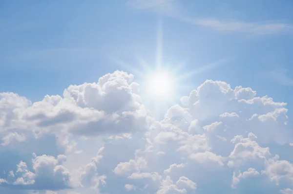 Sol rompiendo un cúmulo de nubes —  Fotos de Stock