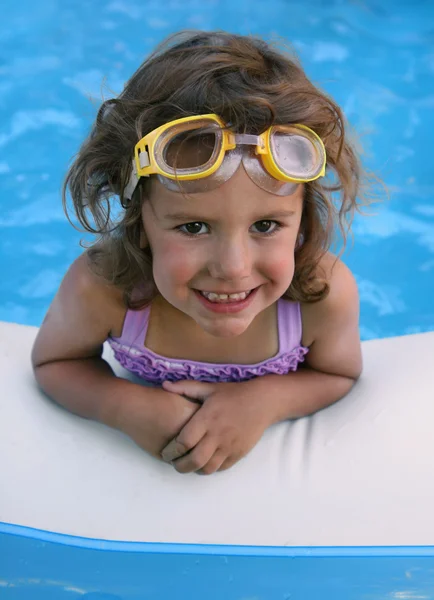 Girl in swimming pool — Stock Photo, Image