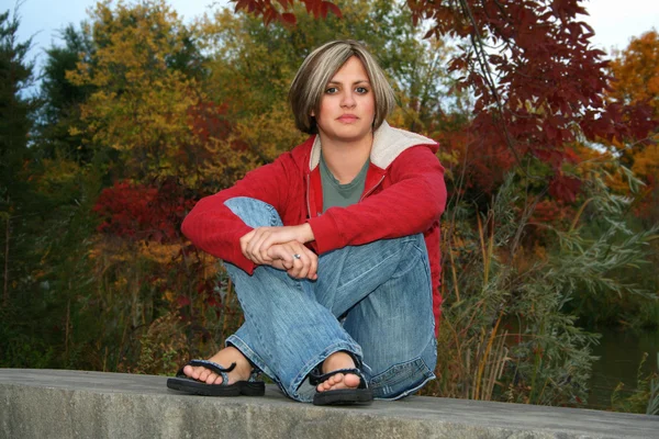 Kvinde sidder på en sten - Stock-foto