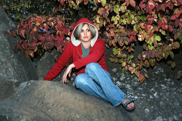 Woman sitting on a rock — Stock Photo, Image