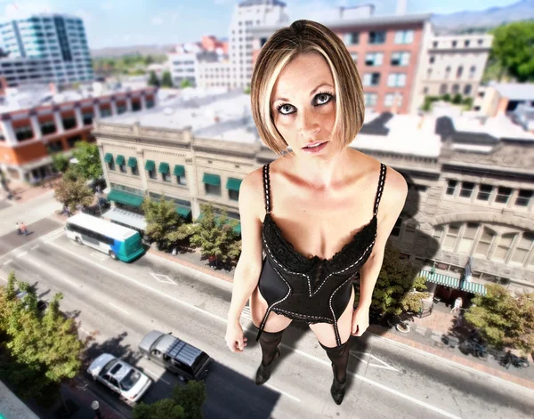 Giant kvinna i en liten stadsgata — Stockfoto