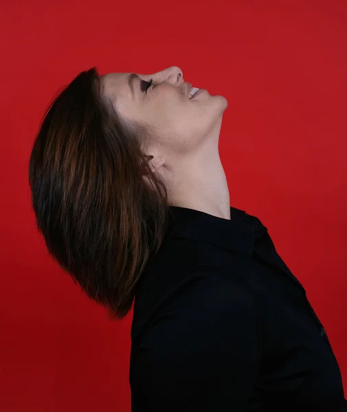 Chica riendo sobre un fondo rojo — Foto de Stock
