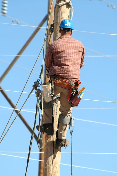 Elektrické pochůzkář, pracuje na lince — Stock fotografie