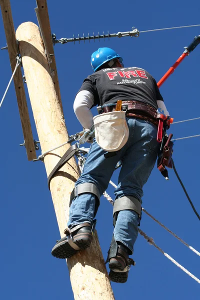 Electrical lineman working on line — Stock Photo, Image