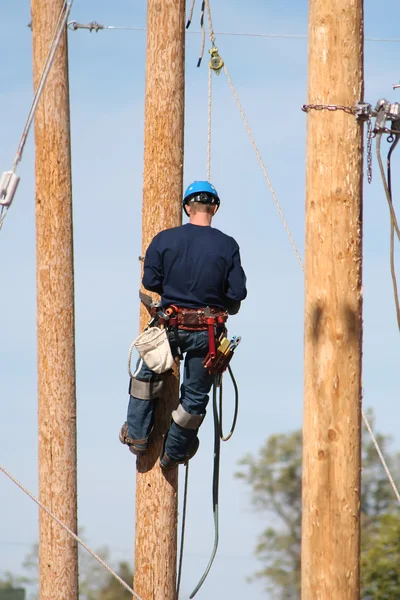 Línea eléctrica trabajando en línea —  Fotos de Stock