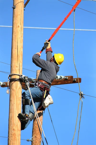 Ηλεκτρικές lineman εργασίας γραμμής — Φωτογραφία Αρχείου