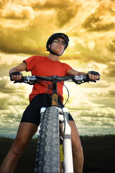 Girl biking in field — Stock Photo, Image