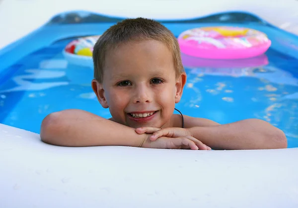 Ung pojke simmar i poolen — Stockfoto