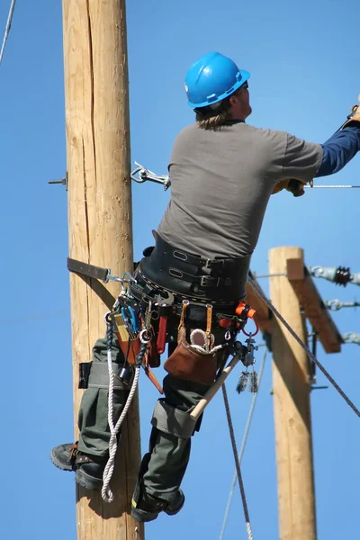Electrical lineman student working — Stock Photo, Image