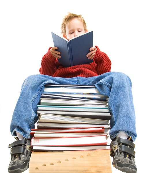 мальчик читает книгу